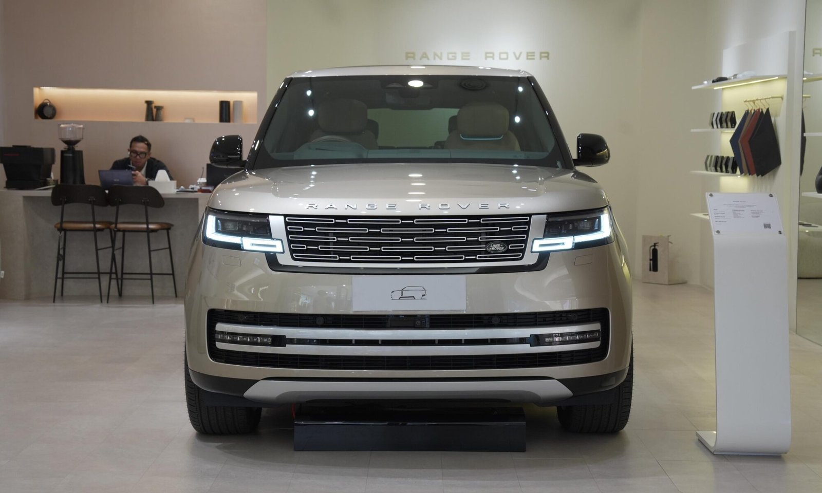 Range Rover 3.0 LWB Autobiography PHEV, Batumi Gold, Land Rover Jakarta - Indonesia